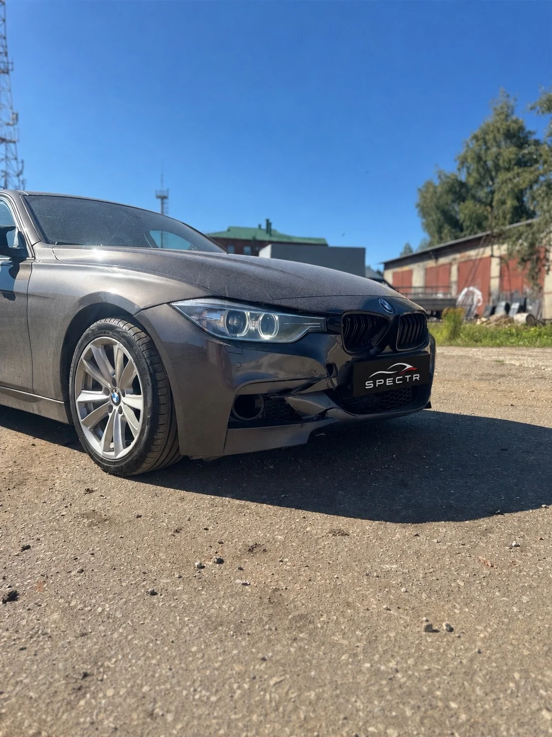 BMW с повреждённым передним бампером до ремонта