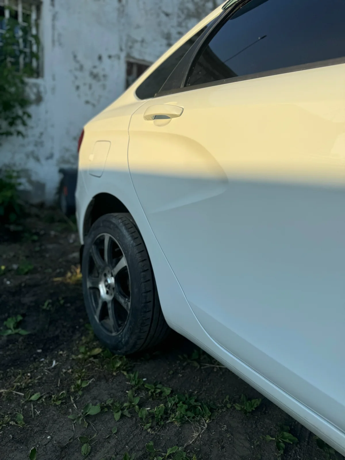 Lada Vesta после рихтовки и покраски крыла и двери