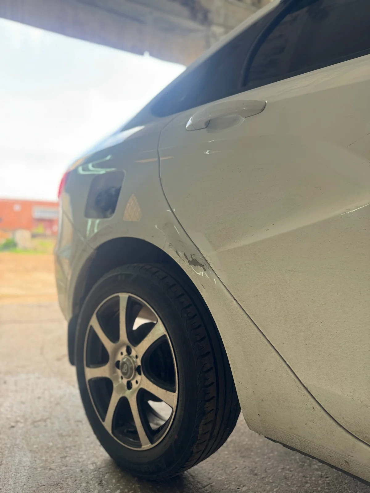 Lada Vesta с повреждёнными задним крылом и дверью до ремонта