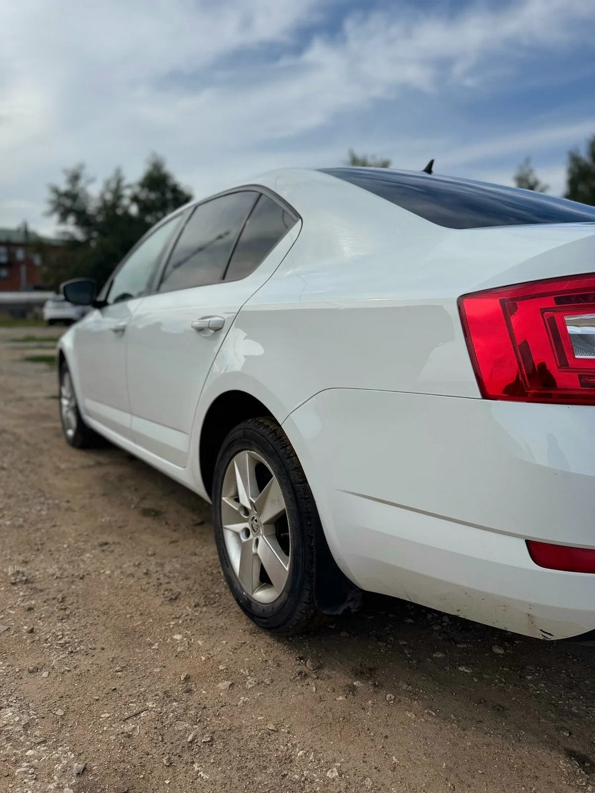 Крыло Skoda после устранения коррозии и покраски