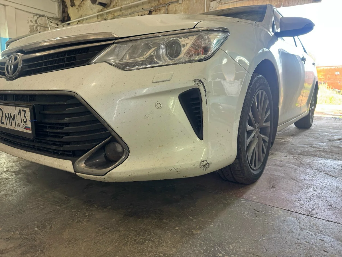 Toyota с притёртостями и сколами на бампере до ремонта